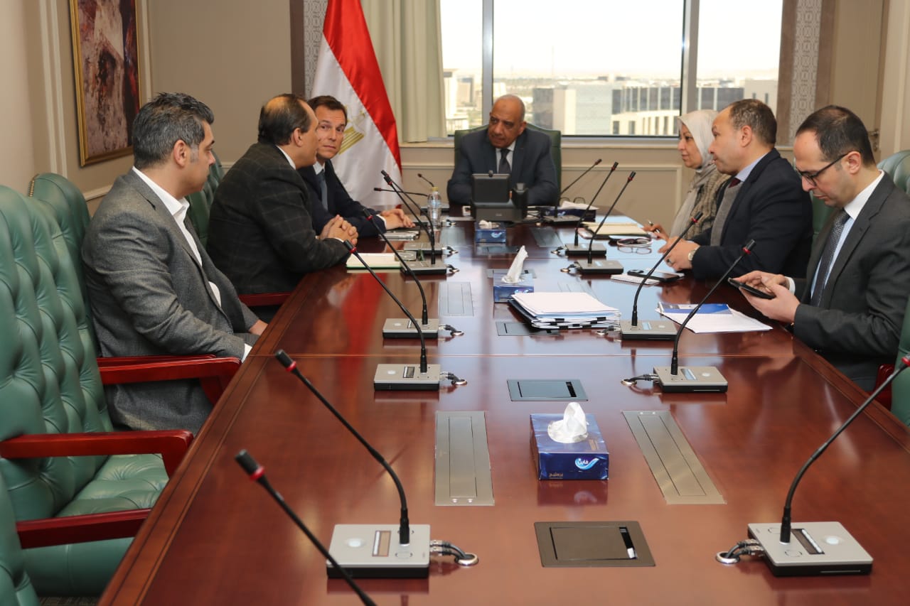 وزير الكهرباء يبحث مع شركة «شنايدر إليكتريك» التعاون بمجالات خفض الفقد 